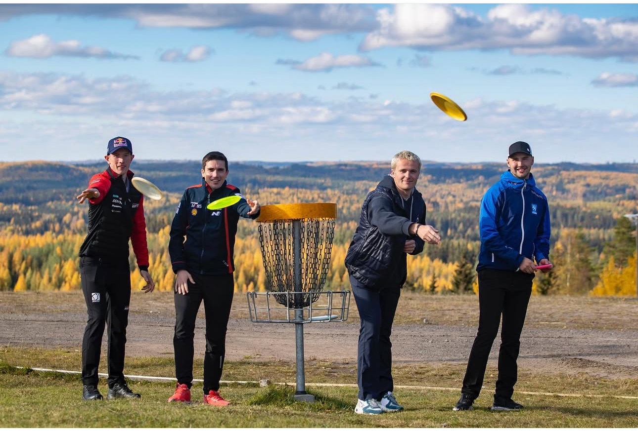 Samuel Hänninen opastaa rallikuskeja frisbeegolfissa